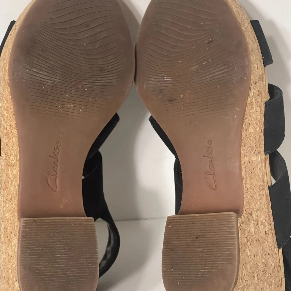 Clarks Black and Tan Wedge Strappy Open Toe Sandals size 7